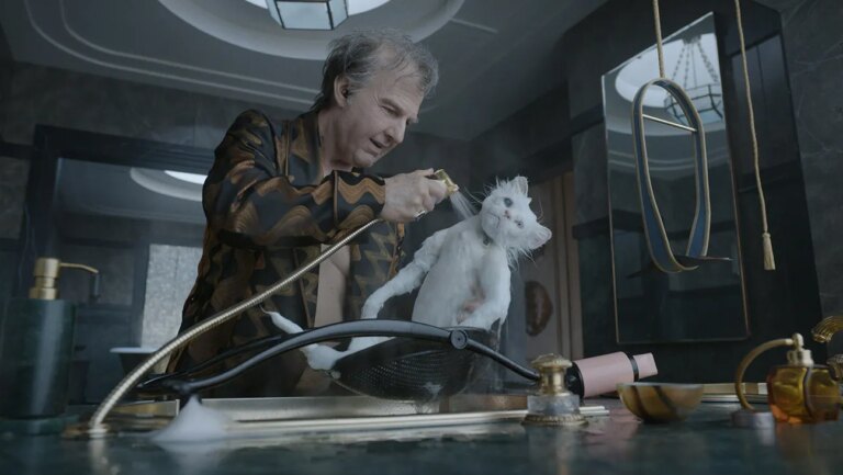 Tom Cruise as Rockwell with Maggie the Cat in Warner Bros. Pictures’ Digger, a Warner Bros. Pictures release.