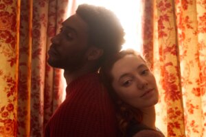 Mirren Mack, CJ Beckford reméli, hogy megtalálja önmagát az Arthur és Clara romantikus drámában: Exkluzív Austin First Look képek