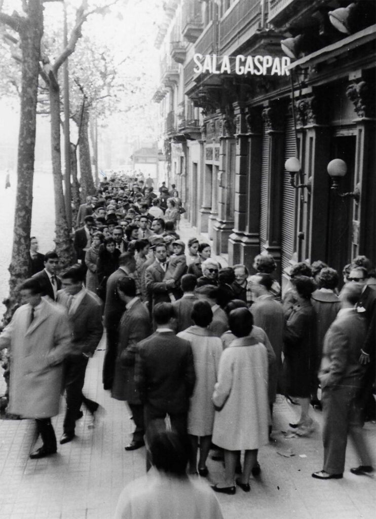 Público esperando para entrar a la exposición de Picasso, Sala Gaspar, Barcelona, 1960. ©Archivo Elvira Farreras Valentí. Cortesía Pedro Marín Boza