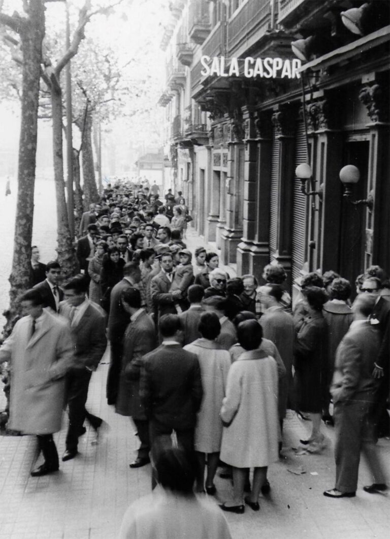 Público esperando para entrar a la exposición de Picasso, Sala Gaspar, Barcelona, 1960. ©Archivo Elvira Farreras Valentí. Cortesía Pedro Marín Boza