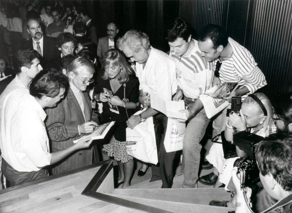 David Hockney kiállításának megnyitóján a Juan March Foundation Auditoriumában. Madrid, 1992. A Juan March Alapítvány fényképészeti archívuma