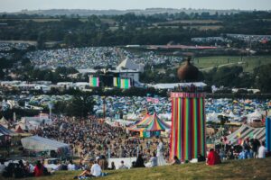 A rajongók arra reagálnak, hogy a Glastonbury 2027 általános jegyei 42 perc alatt elkelnek