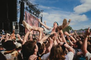 A rajongók arra reagálnak, hogy a Glastonbury 2027 autóbusz- és jegycsomagjai 30 perc alatt elkelnek
