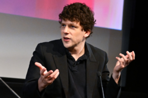 Jesse Eisenberg újraéli Kieran Culkin „valódi fájdalmat” okoz, és azt mondja, hogy következő projektje egy tévéműsor lesz