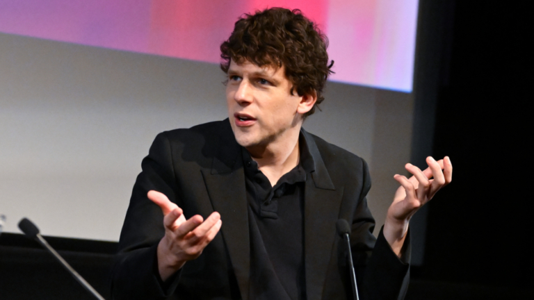 Jesse Eisenberg újraéli Kieran Culkin „valódi fájdalmat” okoz, és azt mondja, hogy következő projektje egy tévéműsor lesz

