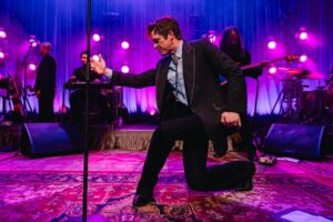 Nézze meg Brandon Flowers feldolgozását a The Coral klasszikusának, a „Dreaming Of You”-nak és a debütáló új dalnak, az „A Good Man Is Hard To Find”-nak Bristolban.