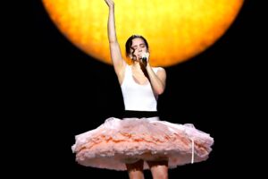 Nézze meg Rosalía „Reliquia” en pointe és „Magnolias” című előadását az esőben az „SNL”-n