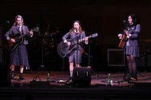 Nézze meg, ahogy Phoebe Bridgers újra találkozik Boygenius bandatársaival a Lance Oppenheim által rendezett akusztikus előadásban