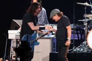 Nézze meg, hogy Dave Grohl csatlakozik az AC/DC-hez a „Highway To Hell” utolsó „Power Up” turnéjában