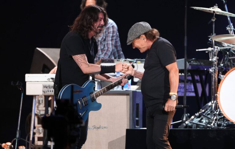 Nézze meg, hogy Dave Grohl csatlakozik az AC/DC-hez a „Highway To Hell” utolsó „Power Up” turnéjában
