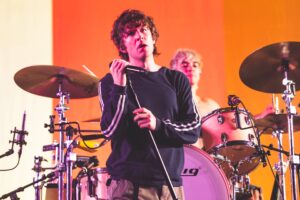 Nézze meg, hogy a Turnstile debütál a Saturday Night Live-ban a Birds és az I Care/Dull egyvelegével
