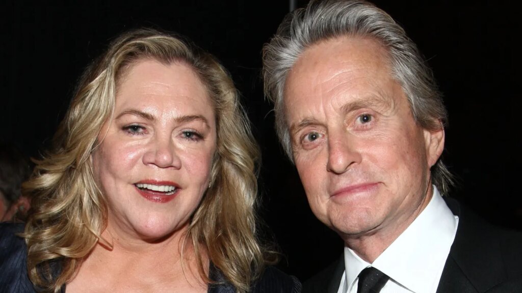 „Te jó ég”: Kathleen Turner reagál Michael Douglas bombajátékára a „Romancing the Stone” alatti titkos románcról

