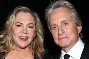 „Te jó ég”: Kathleen Turner reagál Michael Douglas bombajátékára a „Romancing the Stone” alatti titkos románcról
