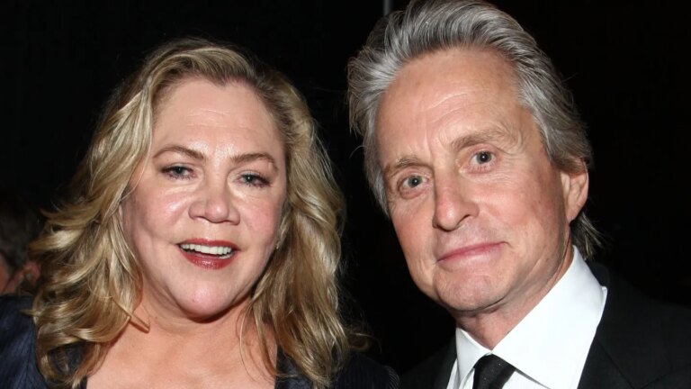 „Te jó ég”: Kathleen Turner reagál Michael Douglas bombajátékára a „Romancing the Stone” alatti titkos románcról

